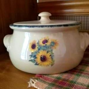 Stoneware crock pot with lid